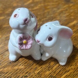 Avon, 1983 salt and pepper shakers bunnies. Stoppers are intact no cracks…